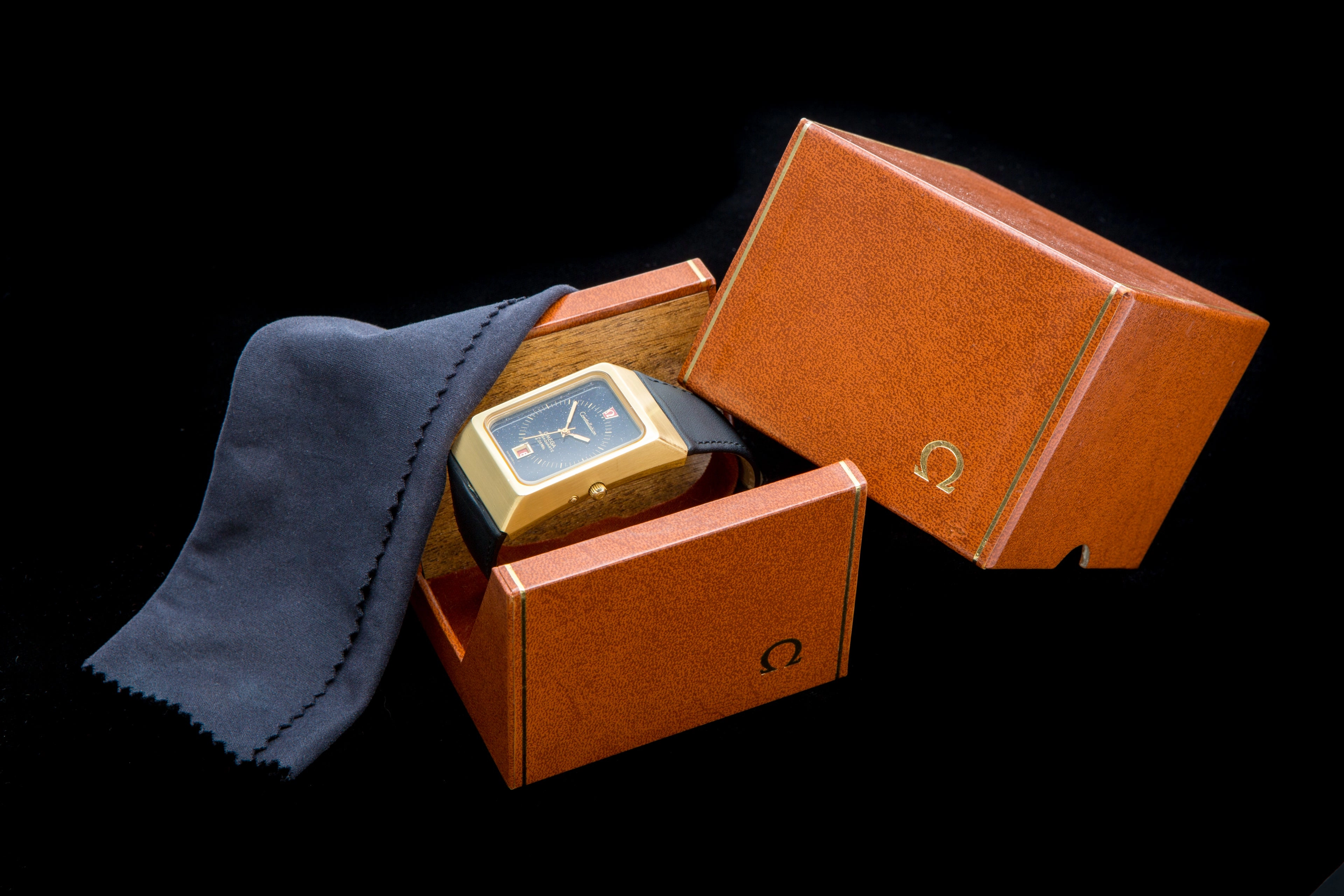 Omega megaquartz 18ct gold stardust