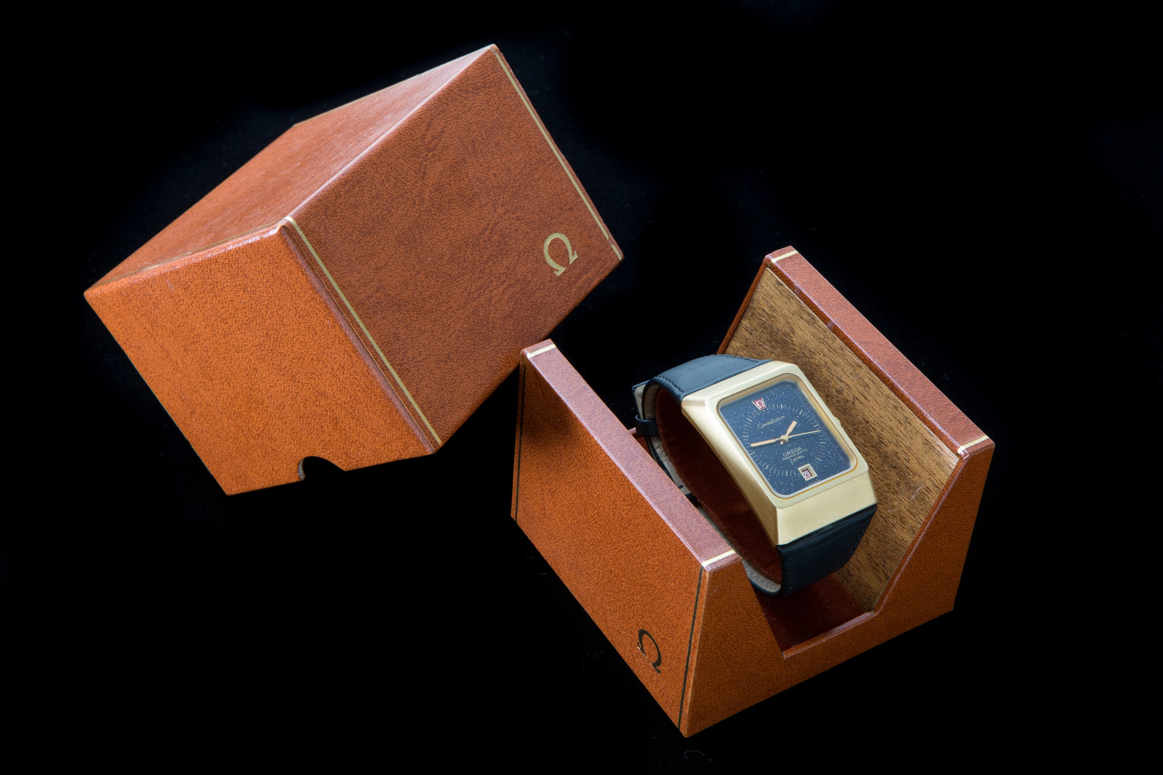 Omega megaquartz 18ct gold stardust