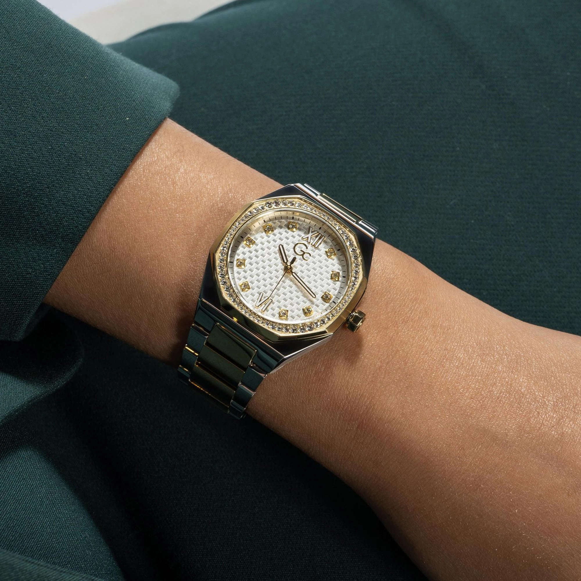Women's White Analog Stainless Steel Watch Z25002L1MF